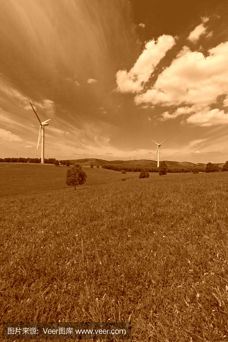风力发电机在草原上